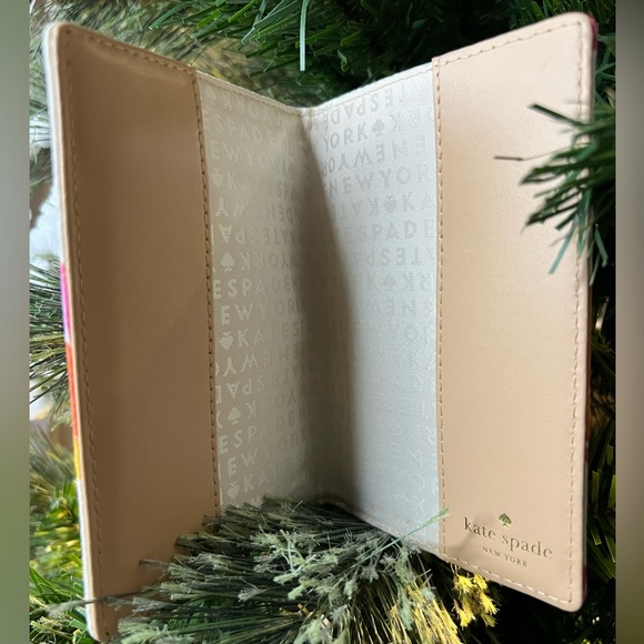 ✨SOLD✨KATE SPADE ♠️ Shore Street Ice Pop Print Passport Holder - Picture 4 of 5